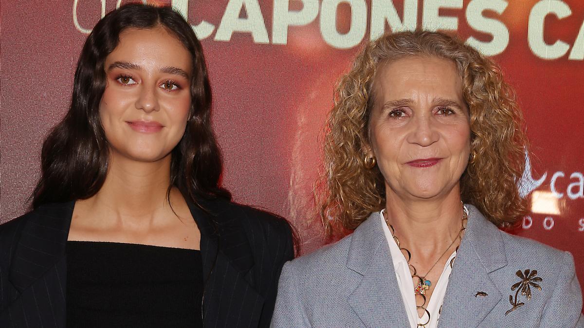 La infanta Elena y Victoria Federica (con vaqueros tendencia), juntas en un 'photocall': estos han sido sus looks