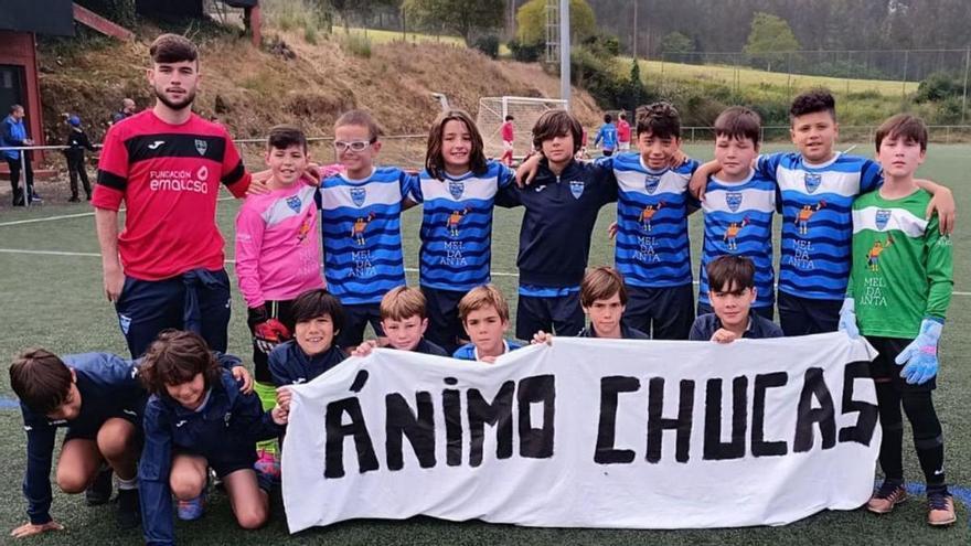 Un equipo benjamín del Orillamar, con una pancarta de ánimo a Chucas en un torneo.   | // LOC