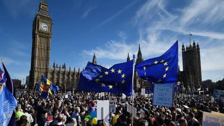 Desenes de milers de britànics rebutgen el Brexit i demanen un nou referèndum