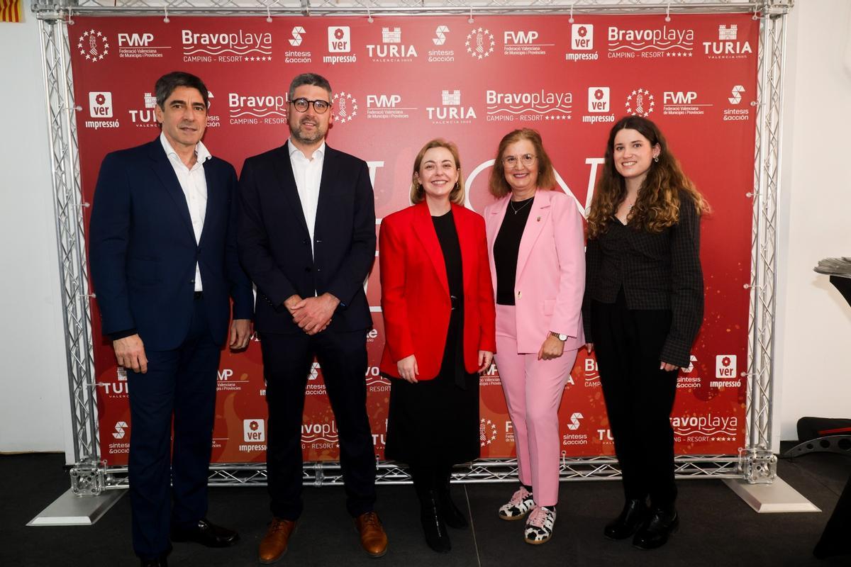 Alcaldes y alcaldesas copan el tercer día de balcón fallero de Levante-EMV