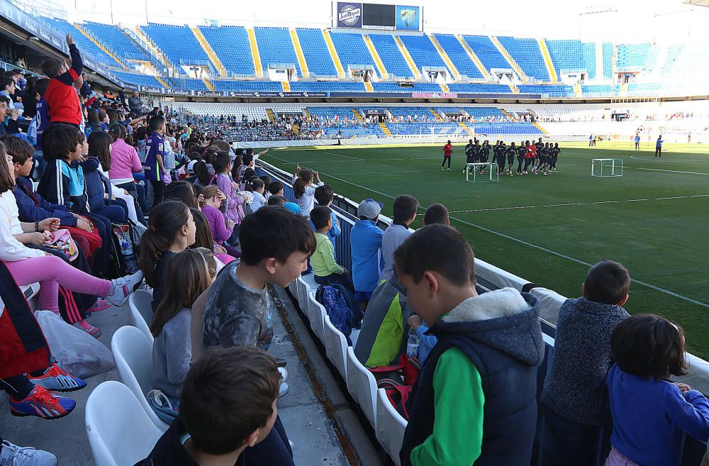 El equipo blanquiazul abre la grada de La Rosaleda a miles de niños de varios colegios de Málaga.