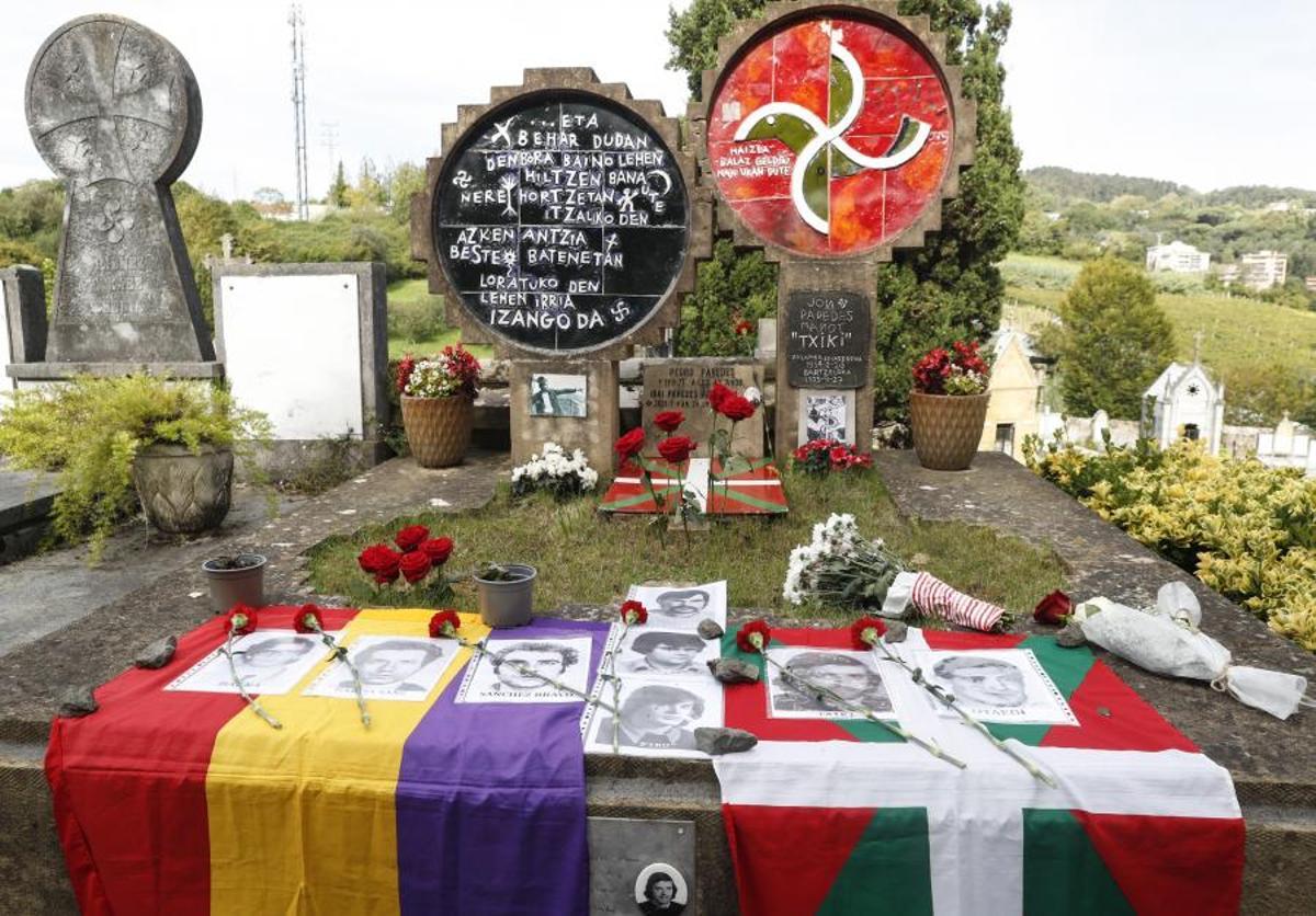 Las fotos de los cinco fusilados el 27 de septiembre de 1975, a derecha e izquierda en la tumba de Juan Paredes Manotas, alias Txiki.