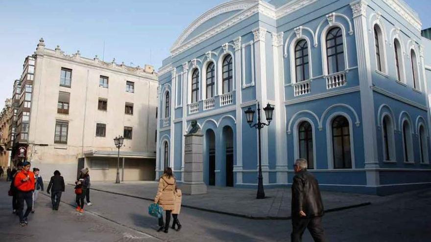 Viandantes pasan por delante de la fachada del Ramos Carrión.