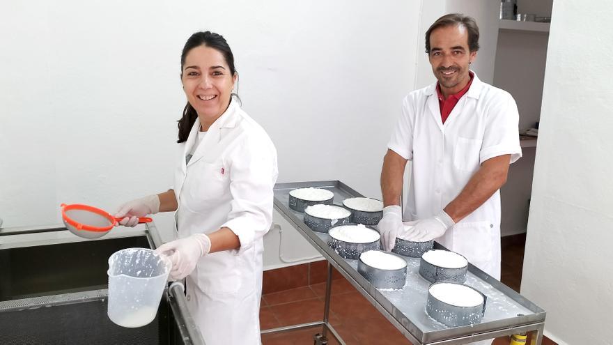 Yolanda y Manuel recuperan la tradición quesera de Monesterio