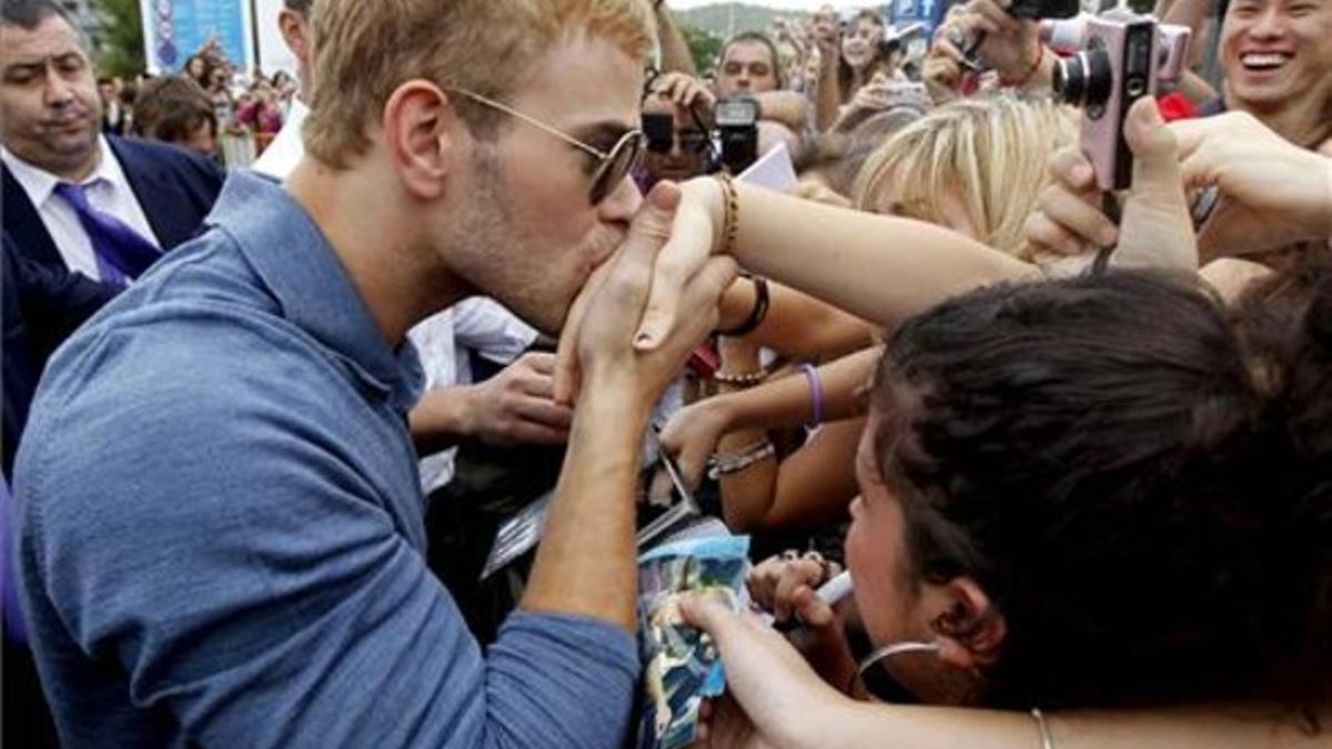 Kellan Lutz besa la mano a una fan esta mañana en Sitges.