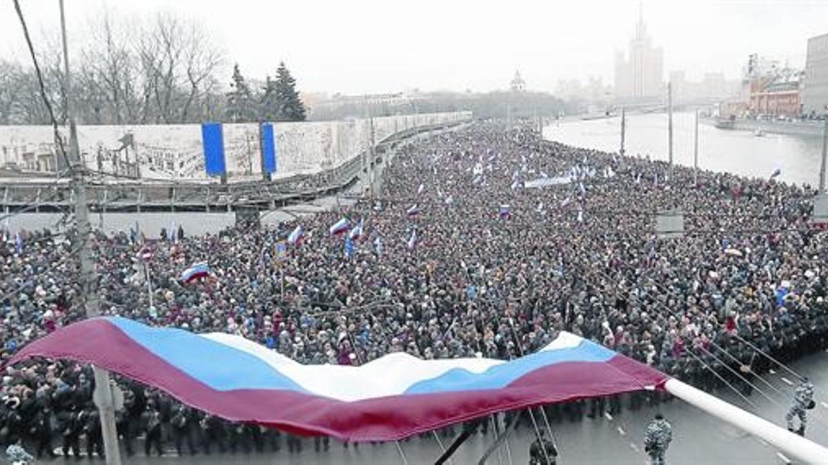 Una bandera rusa al frente de la multitudinaria manifestación.