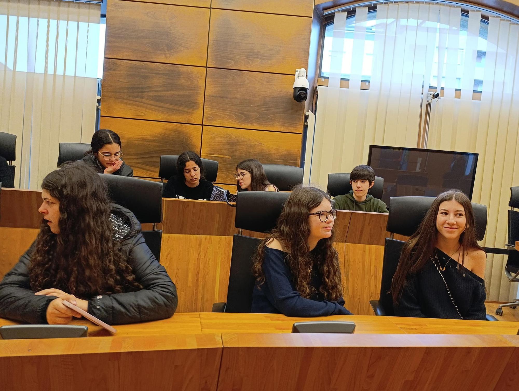 La visita de la Banda de Música del Conservatorio de Sabadell al Ayuntamiento de Siero, en imágenes