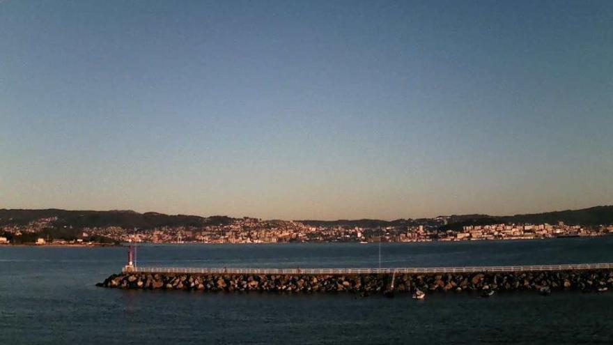 Vista de la Ría desde Cangas, esta tarde. // MG