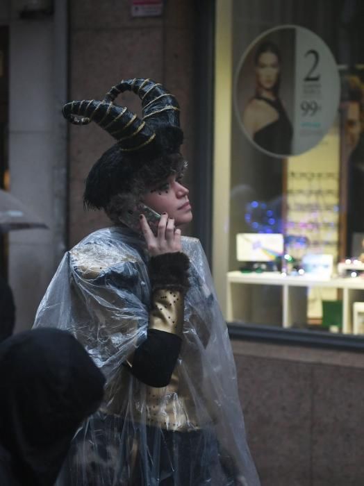 La calle de la Torre se llena esta martes de divertidos disfraces con la fiesta más destacada del carnaval coruñés que marca la recta final a seis días de humor irreverente.