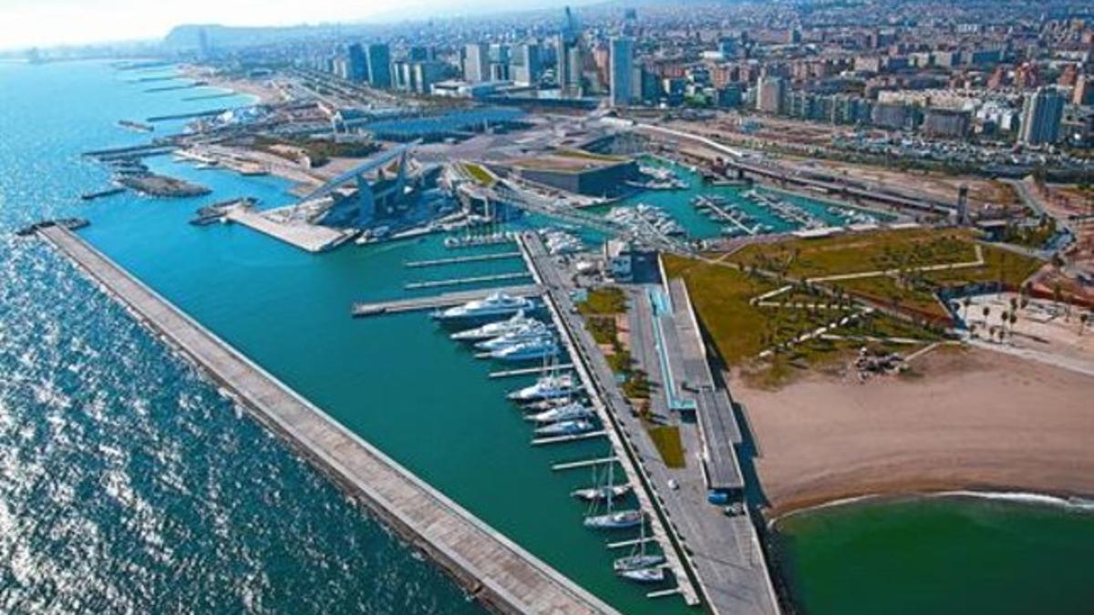 EL ESPACIO 3De izquierda a derecha, panorámica aérea donde se aprecia cómo la disco cierra la nueva línea de la Diagonal abierta por la torre Agbar al fondo;  detalle de la plataforma sobre la que se construirá el proyecto de Nouvel, y, sobre estas l