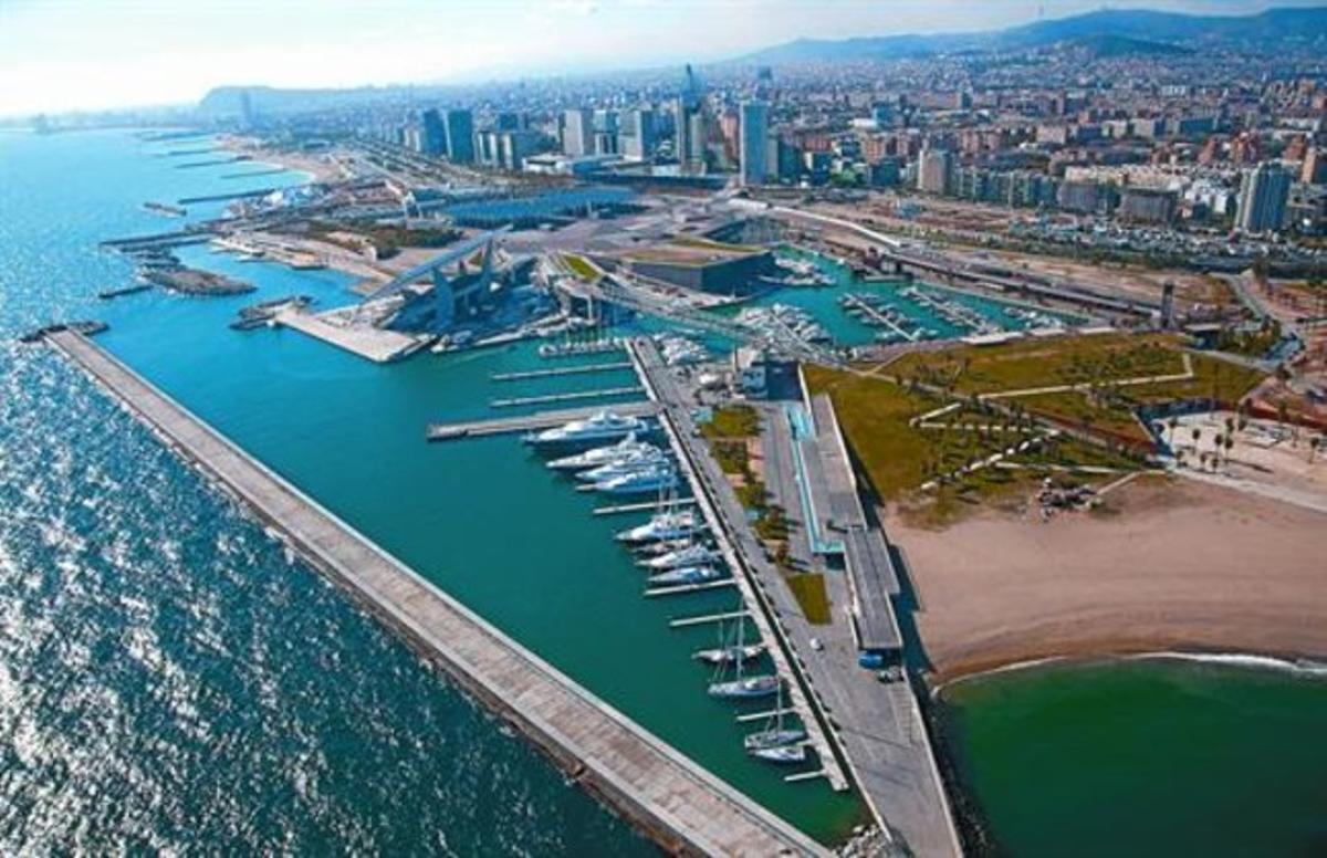 L’ESPAI 3D’esquerra a dreta, panoràmica aèria on s’aprecia com la disco tanca la nova línia de la Diagonal oberta per la torre Agbar al fons; detall de la plataforma sobre la qual es construirà el projecte de Nouvel, i, sobre aquestes línies, un operari retira per fi els rètols de lloguer dels locals.