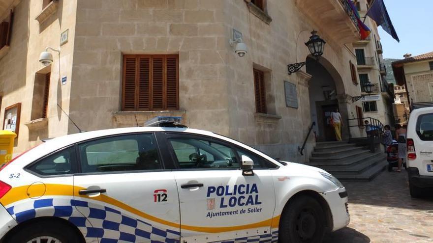 Un coche de la policía junto al Ayuntamieto.