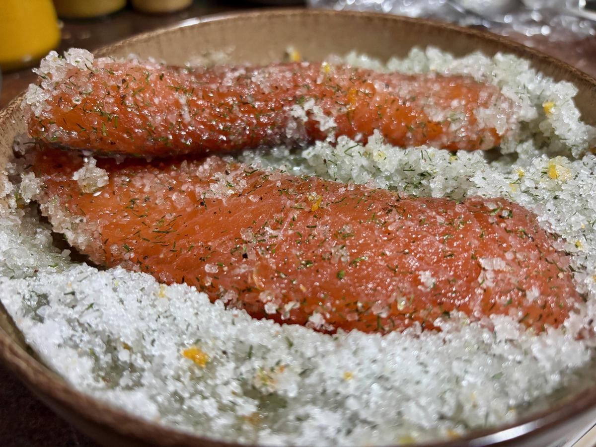 El salmón, antes de quitarle la marinada