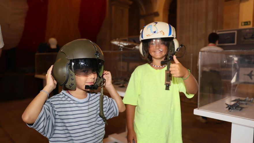 Gijón se entrega a los pilotos del Ejército del Aire (en imágenes)