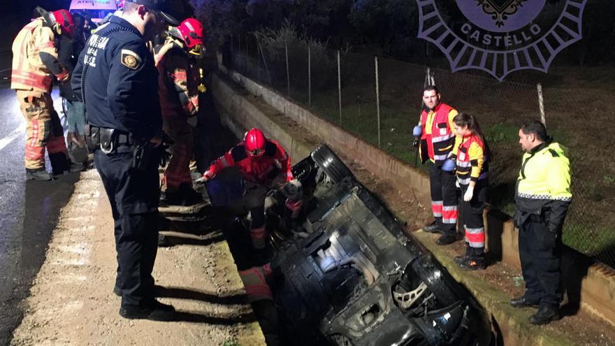 El vehículo quedó volcado en una acequia.