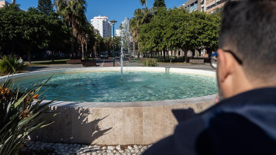 Las obras en el parque Gregorio Sánchez 'Chiquito de la Calzada' han comprendido la reparación integral de las dos fuentes ornamentales, así como la pasarela de madera que atraviesa una de ellas y la iluminación de las mismas.