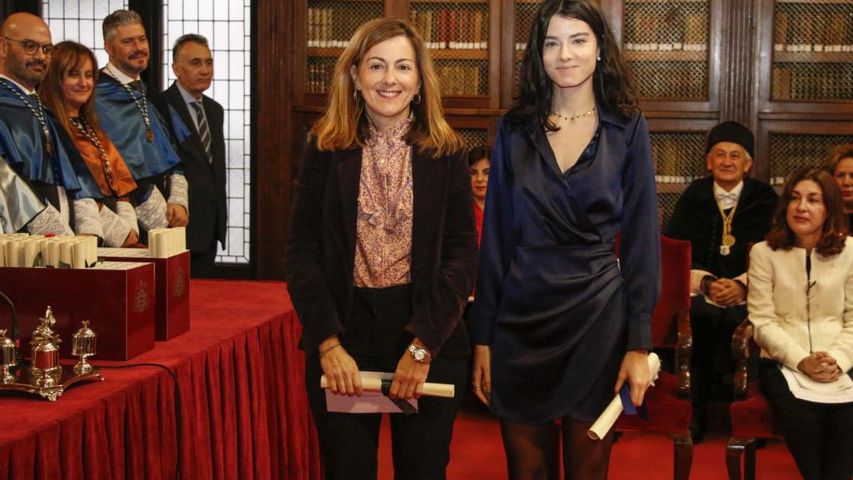 Laura Chamera Rendueles recibe su premio de manos dePaula Díaz-Caneja . |  | PABLO SOLARES