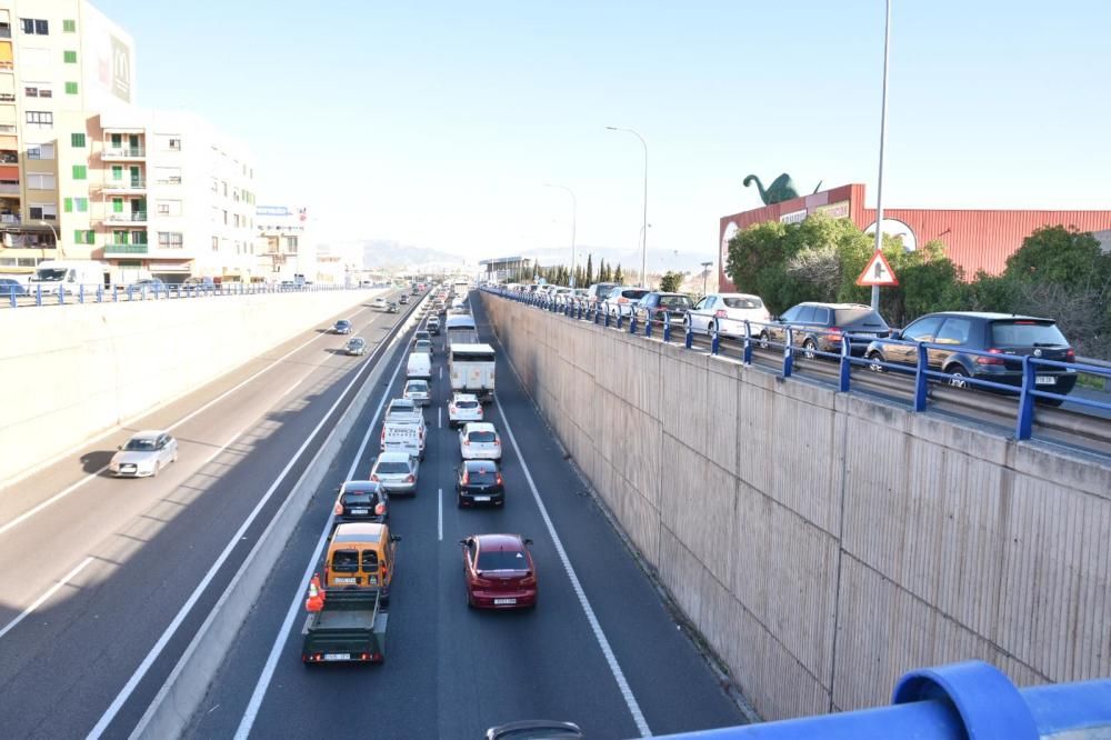 La colisión de tres camiones y dos coches colapsa la Vía de Cintura