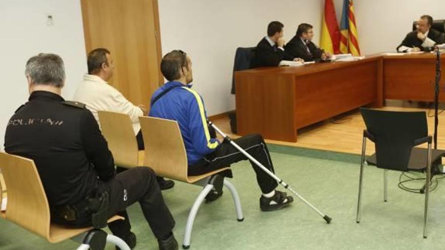 Juzgan a un entrenador de fútbol infantil por abusar de menores en su casa