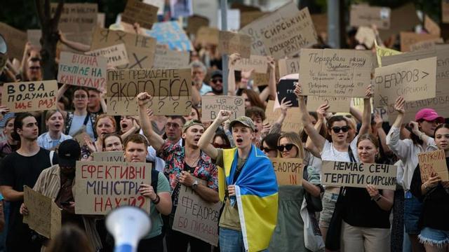 Uns manifestants protesten contra la destitució de l’exministre de Defensa d’Ucraïna, Mikhailo Fédorov. |  OLGA IVASITXENKO / BLOOMBERG