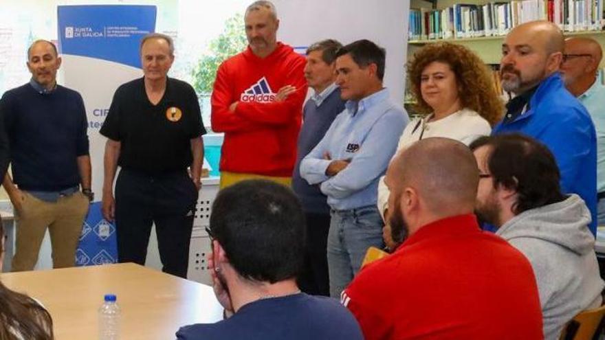 El centro vilagarciano recibió el reconocimiento a su labor por parte de los máximos responsables autonómicos de Educación.  | // I. ABELLA