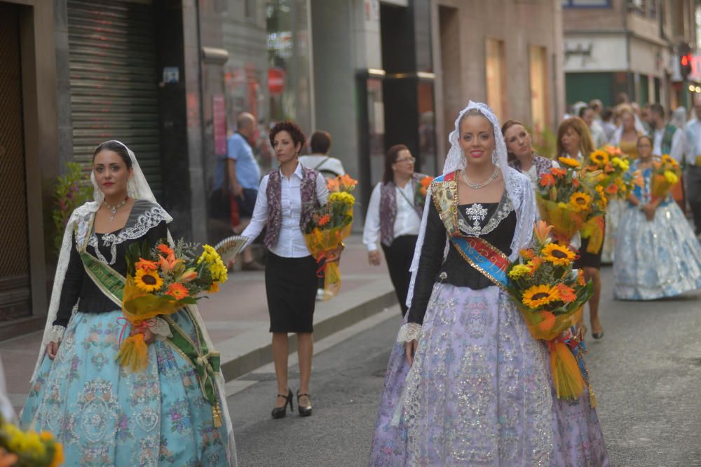 Ofrenda floral multitudinaria en Elche