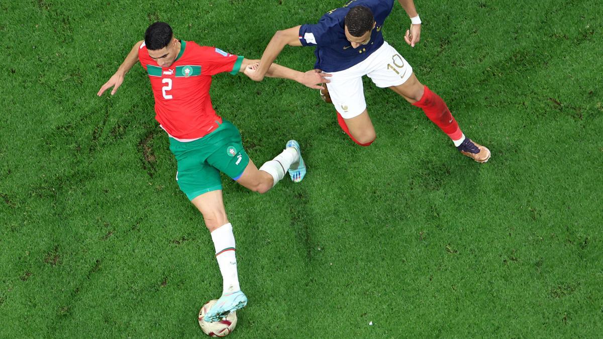 El defensa de Marruecos Achraf Hakimi pelea por el balón junto al jugador de Francia Kylian Mbappe, en la semifinal entre ambos equipos en el Mundial de Qatar.