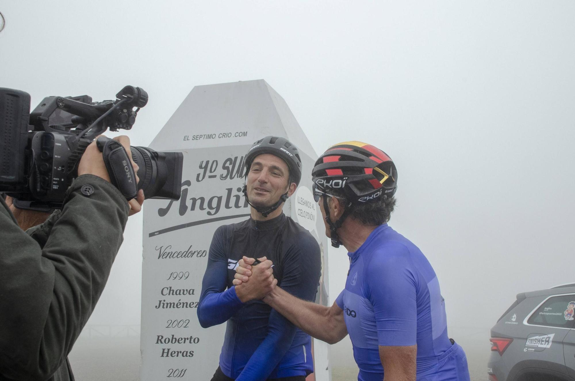 En imágenes: El seleccionador argentino Lionel Scaloni y Pedro Delgado suben al Angliru