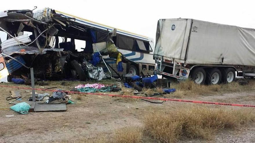 Once muertos al impactar un camión y un autobús en México