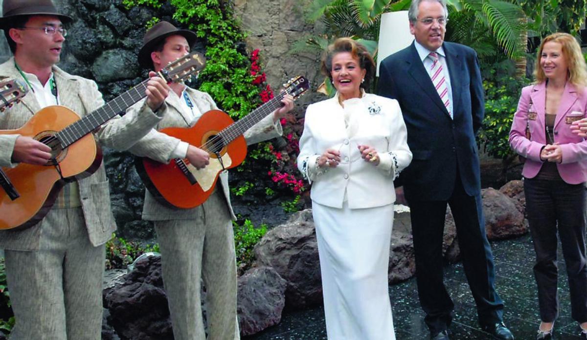 Carmen Sevilla en el Gloria Palace San Agustín con el director, Ramón Santana y el grupo Guabibe