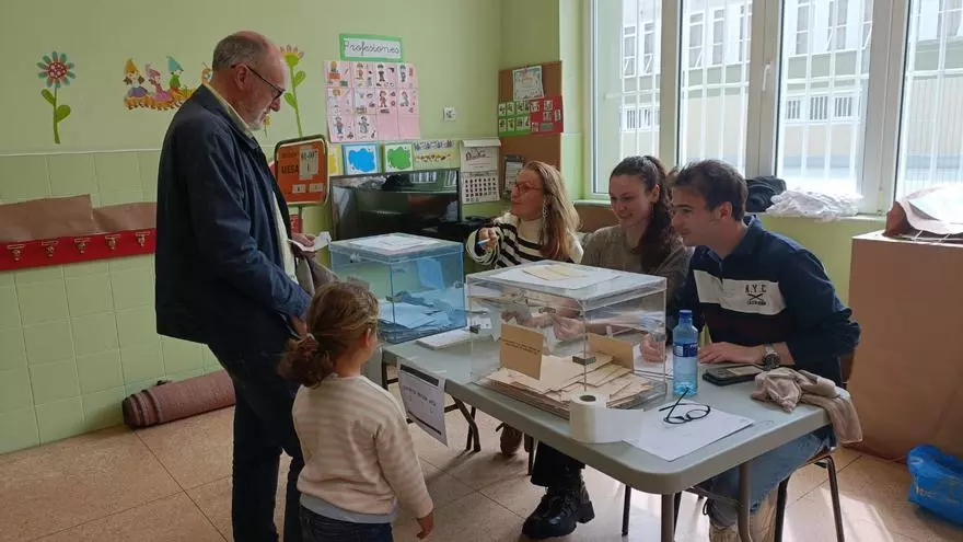 La familia Gotabrey se sienta a la mesa: madre, hija y sobrino componen una mesa electoral en las Dominicas, en Oviedo