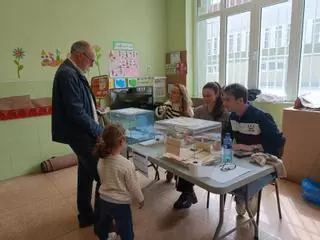 La familia Gotabrey se sienta a la mesa: madre, hija y sobrino componen una mesa electoral en las Dominicas, en Oviedo
