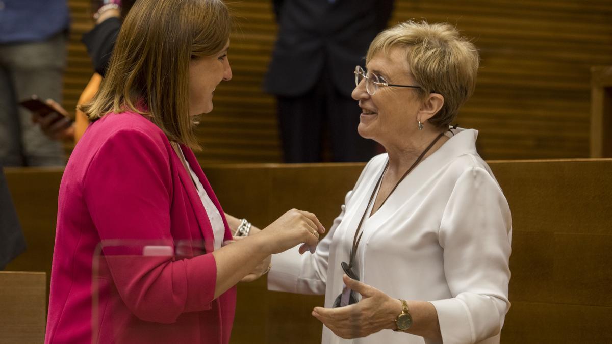 María José Catalá i Ana Barceló, en les Corts.