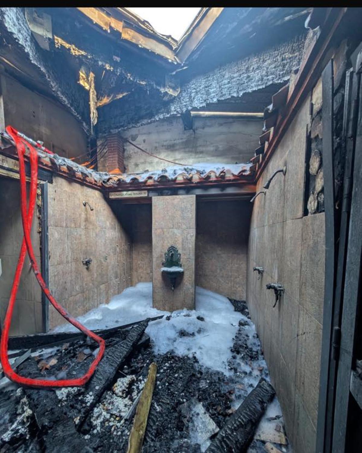 Un dels espais interiors dels Banys de Llo cremats