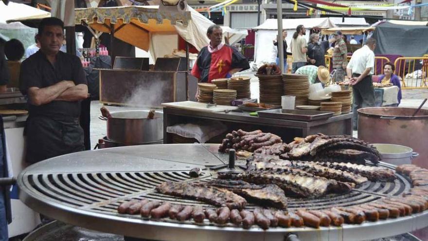 Carne asada preparada para los visitantes al Mercado Medieval.