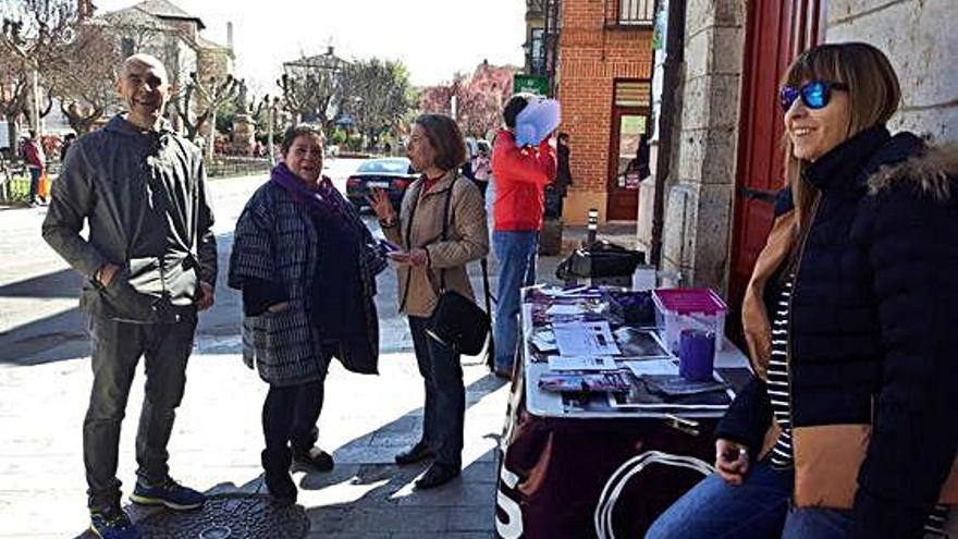 Representantes de Podemos Toro recogen quejas e ideas de los ciudadanos en Santa Marina