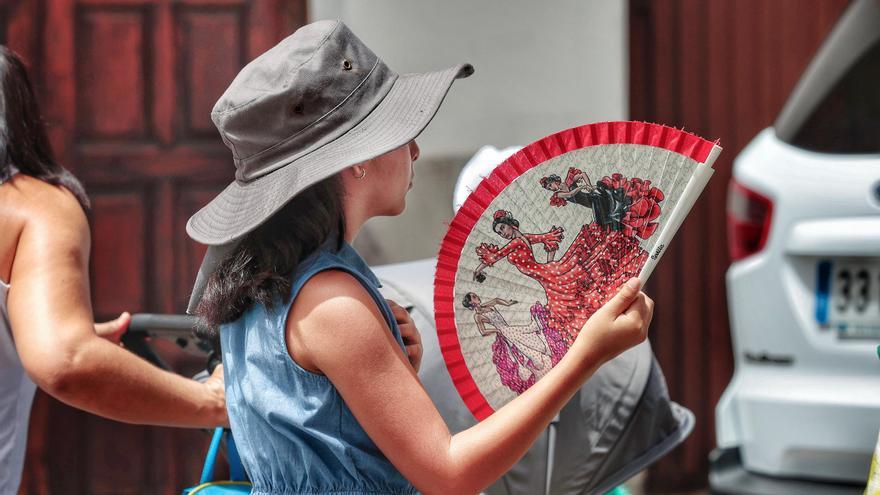 Las temperaturas máximas se disparan hasta ocho grados tras la llegada del calor veraniego a Canarias