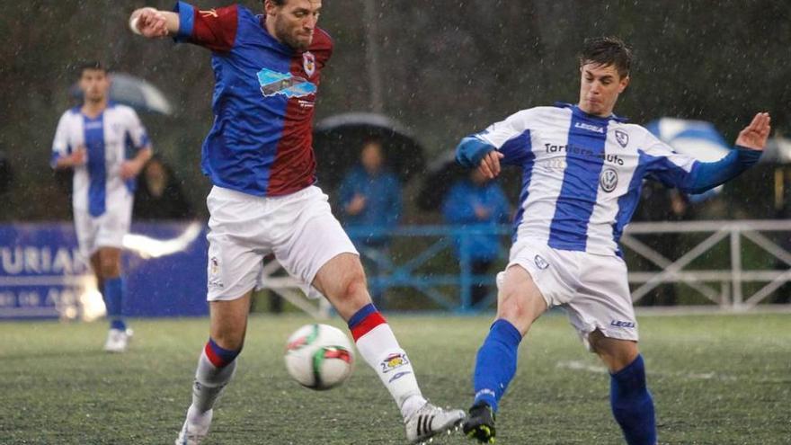 Michu disputa un balón a un rival en el choque ante el Lugones.