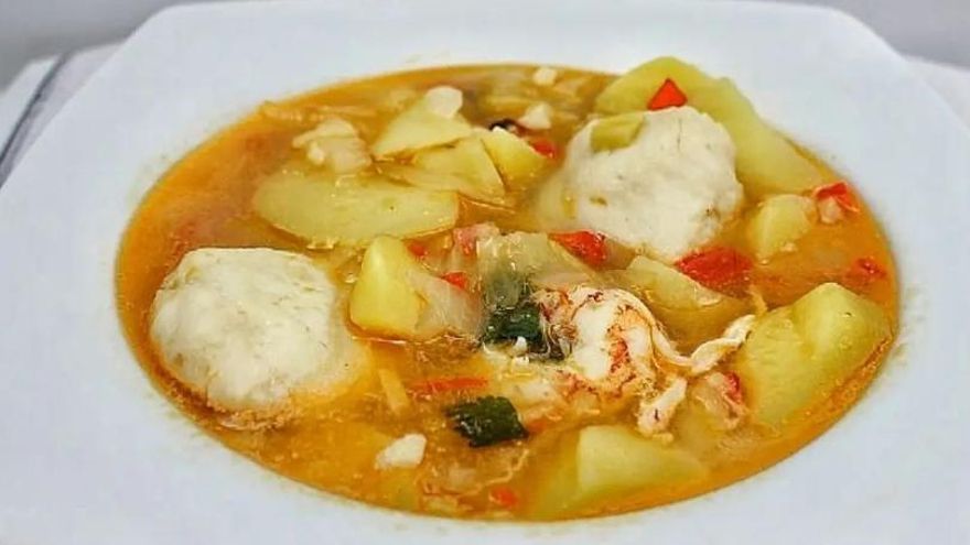 Patatas con merluza y gambas