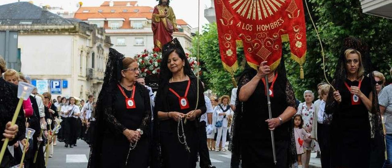 Las damas de la Cofradía y detrás la imagen del Sagrado Corazón. // Iñaki Abella