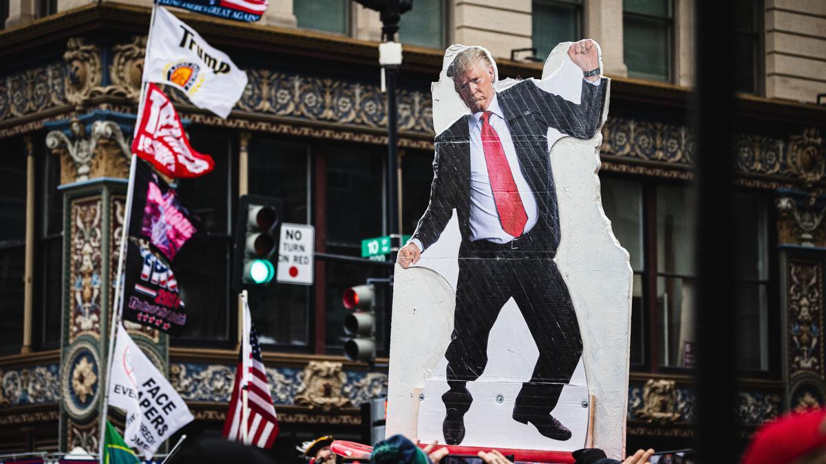 9 de enero de 2025, Estados Unidos, Washington Dc: Una figura de cartón del presidente electo de Estados Unidos, Donald Trump, sobre una tabla de surf, se pasa de un lado a otro mientras los asistentes esperan entrar al Capitol One Arena para el evento de la 'Victoria de Donald Trump'.