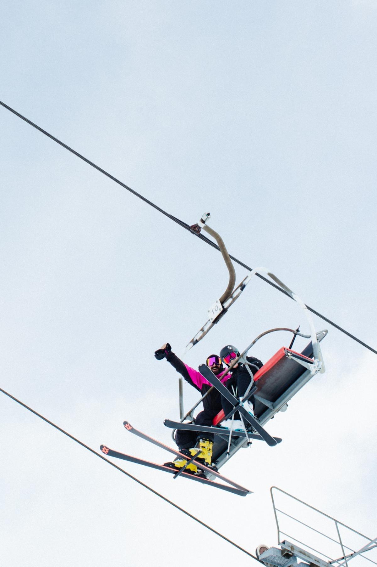 Dos esquiadores se desplazan en un telesilla en Candanchú.
