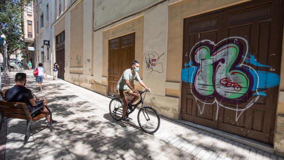 Un ciclista pasa por delante de la fachada principal del antiguo cine Ideal, ayer.