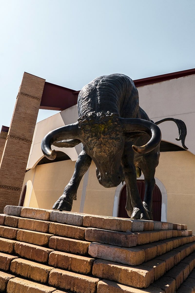 Escultura de un toro a las afueras de la plaza de toros de La Muela