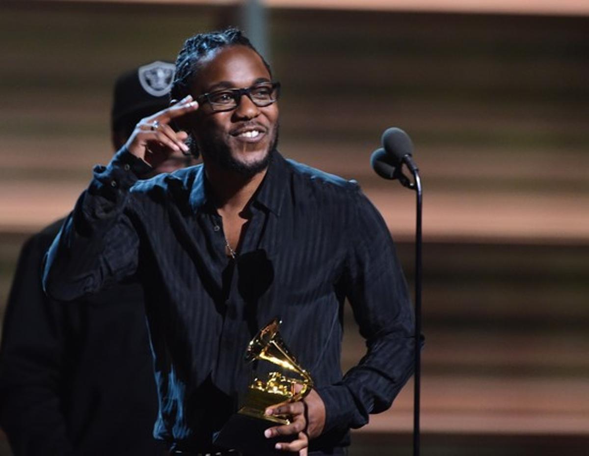 TOPSHOT - Recording artist  Kendrick Lamar recieves the award for the Best Rap Album, To Pimp A Butterfly during the 58th Annual Grammy music Awards in Los Angeles February 15, 2016.  AFP PHOTO/  ROBYN BECK / AFP / ROBYN BECK