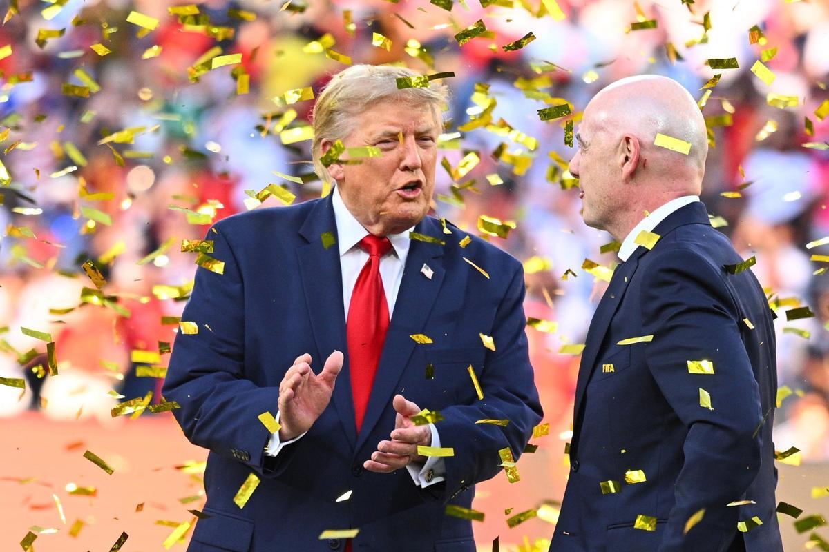 Los presidentes de la FIFA, Gianni Infantino, y de Estados Unidos, Donald Trump, en el podio de entrega de la Copa del Mundial de fútbol de 2026 en el MetLife Stadium de Nueva Jersey.