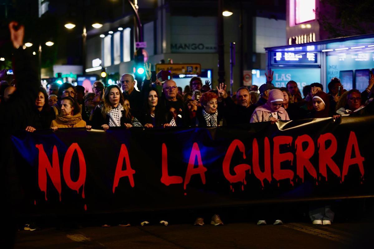 Manifestantes recorren las calles de València en la protesta por la guerra en Oriente Medio