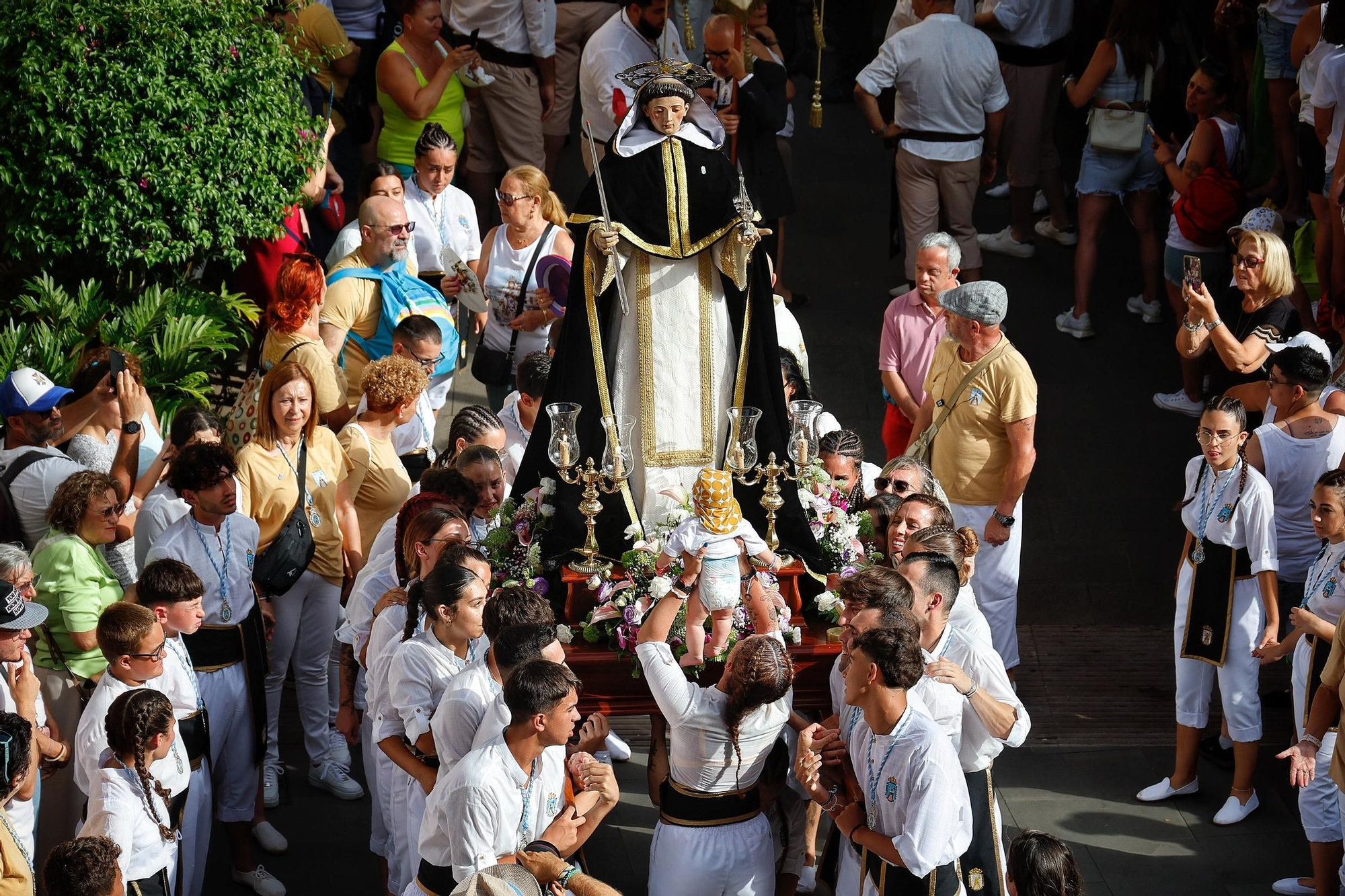 Embarcación de la Virgen del Carmen en el Puerto de la Cruz.