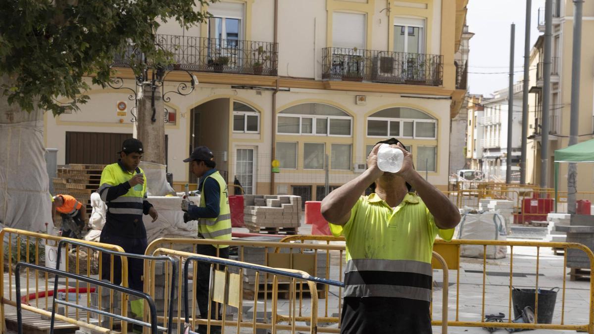 Un treballador tracta d’hidratar-se un dia d’altes temperatures a la Comunitat Valenciana.