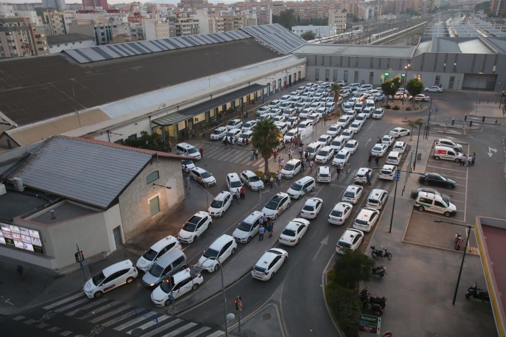 La huelga indefinida continúa: turistas cargados de maletas sin taxi en Alicante.